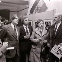 <strong>Kunstschilder Masereel stelt tentoon in Gemeentehuis  -  1975</strong><br> ©Herzele in Beeld<br><br><a href='https://www.herzeleinbeeld.be/Foto/2121/Kunstschilder-Masereel-stelt-tentoon-in-Gemeentehuis-----1975'><u>Meer info over de foto</u></a>