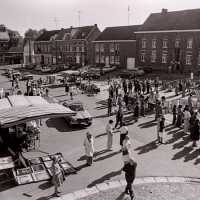 <strong>Kunstmarkt Sint-Lievens-Esse</strong><br>1977 ©Herzele in Beeld<br><br><a href='https://www.herzeleinbeeld.be/Foto/2157/Kunstmarkt-Sint-Lievens-Esse'><u>Meer info over de foto</u></a>