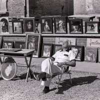 <strong>Kunstmarkt Sint-Lievens-Esse</strong><br>1977 ©Herzele in Beeld<br><br><a href='https://www.herzeleinbeeld.be/Foto/2169/Kunstmarkt-Sint-Lievens-Esse'><u>Meer info over de foto</u></a>