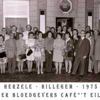 <strong>Souper Bloedgevers café 't Eiland</strong><br>1975 ©Herzele in Beeld<br><br><a href='https://www.herzeleinbeeld.be/Foto/2199/Souper-Bloedgevers-café-t-Eiland'><u>Meer info over de foto</u></a>