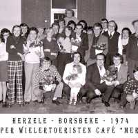 <strong>Souper (eetfestijn) allerlei verenigingen - 1974-75-76</strong><br>01-01-1974 ©Herzele in Beeld<br><br><a href='https://www.herzeleinbeeld.be/Foto/2202/Souper-(eetfestijn)-allerlei-verenigingen---1974-75-76'><u>Meer info over de foto</u></a>