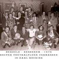 <strong>Souper (eetfestijn) allerlei verenigingen - 1974-75-76</strong><br>1975 ©Herzele in Beeld<br><br><a href='https://www.herzeleinbeeld.be/Foto/2205/Souper-(eetfestijn)-allerlei-verenigingen---1974-75-76'><u>Meer info over de foto</u></a>