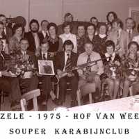 <strong>Karabijnschutters Souper (eetfestijn) allerlei verenigingen - 1975</strong><br>1975 ©Herzele in Beeld<br><br><a href='https://www.herzeleinbeeld.be/Foto/2206/Karabijnschutters-Souper-(eetfestijn)-allerlei-verenigingen---1975'><u>Meer info over de foto</u></a>