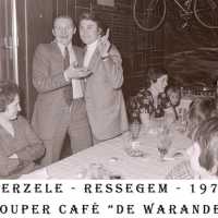 <strong>Souper (eetfestijn) allerlei verenigingen - 1974-75-76</strong><br>1975 ©Herzele in Beeld<br><br><a href='https://www.herzeleinbeeld.be/Foto/2210/Souper-(eetfestijn)-allerlei-verenigingen---1974-75-76'><u>Meer info over de foto</u></a>