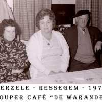 <strong>Souper (eetfestijn) allerlei verenigingen - 1974-75-76</strong><br>1975 ©Herzele in Beeld<br><br><a href='https://www.herzeleinbeeld.be/Foto/2211/Souper-(eetfestijn)-allerlei-verenigingen---1974-75-76'><u>Meer info over de foto</u></a>