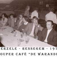 <strong>Souper (eetfestijn) allerlei verenigingen - 1974-75-76</strong><br>1975 ©Herzele in Beeld<br><br><a href='https://www.herzeleinbeeld.be/Foto/2212/Souper-(eetfestijn)-allerlei-verenigingen---1974-75-76'><u>Meer info over de foto</u></a>