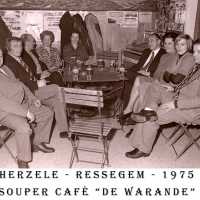 <strong>Souper (eetfestijn) allerlei verenigingen - 1974-75-76</strong><br>1975 ©Herzele in Beeld<br><br><a href='https://www.herzeleinbeeld.be/Foto/2213/Souper-(eetfestijn)-allerlei-verenigingen---1974-75-76'><u>Meer info over de foto</u></a>