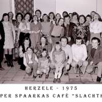 <strong>Souper (eetfestijn) allerlei verenigingen - 1974-75-76</strong><br>1975 ©Herzele in Beeld<br><br><a href='https://www.herzeleinbeeld.be/Foto/2218/Souper-(eetfestijn)-allerlei-verenigingen---1974-75-76'><u>Meer info over de foto</u></a>