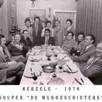 <strong>Souper De Muggeschieters</strong><br>1976 ©Herzele in Beeld<br><br><a href='https://www.herzeleinbeeld.be/Foto/2240/Souper-De-Muggeschieters'><u>Meer info over de foto</u></a>