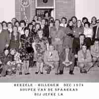 <strong>Souper (eetfestijn) allerlei verenigingen - 1974-75-76</strong><br>1974 ©Herzele in Beeld<br><br><a href='https://www.herzeleinbeeld.be/Foto/2241/Souper-(eetfestijn)-allerlei-verenigingen---1974-75-76'><u>Meer info over de foto</u></a>