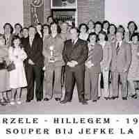 <strong>Souper (eetfestijn) allerlei verenigingen - 1974-75-76</strong><br>1975 ©Herzele in Beeld<br><br><a href='https://www.herzeleinbeeld.be/Foto/2242/Souper-(eetfestijn)-allerlei-verenigingen---1974-75-76'><u>Meer info over de foto</u></a>