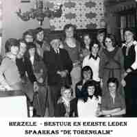 <strong>Souper (eetfestijn) allerlei verenigingen - 1974-75-76</strong><br>01-01-1974 ©Herzele in Beeld<br><br><a href='https://www.herzeleinbeeld.be/Foto/2243/Souper-(eetfestijn)-allerlei-verenigingen---1974-75-76'><u>Meer info over de foto</u></a>