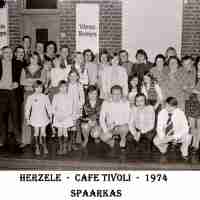 <strong>Souper (eetfestijn) allerlei verenigingen - 1974-75-76</strong><br>1974 ©Herzele in Beeld<br><br><a href='https://www.herzeleinbeeld.be/Foto/2245/Souper-(eetfestijn)-allerlei-verenigingen---1974-75-76'><u>Meer info over de foto</u></a>