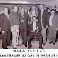 <strong>Cafe de Korenbloem - Kaarterskampioen  -  1976</strong><br>1976 ©Herzele in Beeld<br><br><a href='https://www.herzeleinbeeld.be/Foto/2252/Cafe-de-Korenbloem---Kaarterskampioen-----1976'><u>Meer info over de foto</u></a>