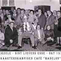 <strong>Cafe Madelon - Kaarterskampioen - 1976</strong><br>1976 ©Herzele in Beeld<br><br><a href='https://www.herzeleinbeeld.be/Foto/2253/Cafe-Madelon---Kaarterskampioen---1976'><u>Meer info over de foto</u></a>