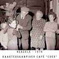 <strong>Cafe Coen - Kaarterskampioen - 1976</strong><br>1976 ©Herzele in Beeld<br><br><a href='https://www.herzeleinbeeld.be/Foto/2255/Cafe-Coen---Kaarterskampioen---1976'><u>Meer info over de foto</u></a>