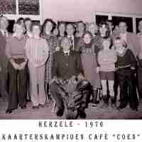 <strong>Cafe Coen - Kaarterskampioen - 1976</strong><br>1976 ©Herzele in Beeld<br><br><a href='https://www.herzeleinbeeld.be/Foto/2256/Cafe-Coen---Kaarterskampioen---1976'><u>Meer info over de foto</u></a>
