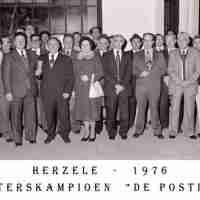 <strong>Cafe De Postiljon - Kaarterskampioen - 1976</strong><br>1976 ©Herzele in Beeld<br><br><a href='https://www.herzeleinbeeld.be/Foto/2257/Cafe-De-Postiljon---Kaarterskampioen---1976'><u>Meer info over de foto</u></a>