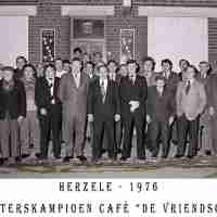 <strong>Cafe De Vriendschap - Kaarterskampioen - 1976</strong><br>1976 ©Herzele in Beeld<br><br><a href='https://www.herzeleinbeeld.be/Foto/2259/Cafe-De-Vriendschap---Kaarterskampioen---1976'><u>Meer info over de foto</u></a>