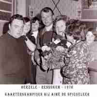 <strong>Cafe bij Aimé De Spiegeleer - Kaarterskampioen - 1976</strong><br>1976 ©Herzele in Beeld<br><br><a href='https://www.herzeleinbeeld.be/Foto/2263/Cafe-bij-Aimé-De-Spiegeleer---Kaarterskampioen---1976'><u>Meer info over de foto</u></a>