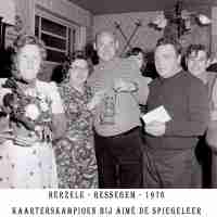 <strong>Cafe bij Aimé De Spiegeleer - Kaarterskampioen - 1976</strong><br>1976 ©Herzele in Beeld<br><br><a href='https://www.herzeleinbeeld.be/Foto/2264/Cafe-bij-Aimé-De-Spiegeleer---Kaarterskampioen---1976'><u>Meer info over de foto</u></a>
