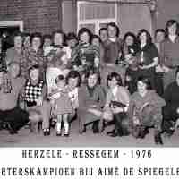 <strong>Cafe bij Aimé De Spiegeleer - Kaarterskampioen - 1976</strong><br>1976 ©Herzele in Beeld<br><br><a href='https://www.herzeleinbeeld.be/Foto/2265/Cafe-bij-Aimé-De-Spiegeleer---Kaarterskampioen---1976'><u>Meer info over de foto</u></a>