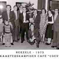 <strong>Cafe Coen - Kaarterskampioen   -  1975</strong><br>1975 ©Herzele in Beeld<br><br><a href='https://www.herzeleinbeeld.be/Foto/2271/Cafe-Coen---Kaarterskampioen------1975'><u>Meer info over de foto</u></a>