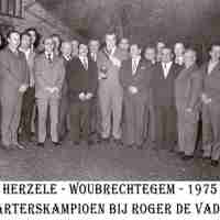 <strong>Cafe bij Roger De Vadder - Kaarterskampioen - 1975</strong><br>1975 ©Herzele in Beeld<br><br><a href='https://www.herzeleinbeeld.be/Foto/2276/Cafe-bij-Roger-De-Vadder---Kaarterskampioen---1975'><u>Meer info over de foto</u></a>