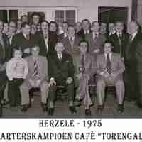 <strong>Cafe Torengalm - Kaarterskampioen  -  1975</strong><br>1975 ©Herzele in Beeld<br><br><a href='https://www.herzeleinbeeld.be/Foto/2277/Cafe-Torengalm---Kaarterskampioen-----1975'><u>Meer info over de foto</u></a>