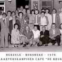 <strong>Cafe De Brug te Borsbeke- Kaarters  -  1976</strong><br>1976 ©Herzele in Beeld<br><br><a href='https://www.herzeleinbeeld.be/Foto/2291/Cafe-De-Brug-te-Borsbeke--Kaarters-----1976'><u>Meer info over de foto</u></a>