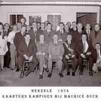 <strong>Cafe bij Maurice Duck - Kaarters kampioen -  1974</strong><br>1974 ©Herzele in Beeld<br><br><a href='https://www.herzeleinbeeld.be/Foto/2294/Cafe-bij-Maurice-Duck---Kaarters-kampioen----1974'><u>Meer info over de foto</u></a>