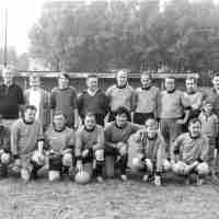 <strong>Voetbal</strong><br>1970 ©Herzele in Beeld<br><br><a href='https://www.herzeleinbeeld.be/Foto/2354/Voetbal'><u>Meer info over de foto</u></a>