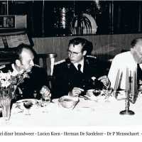 <strong>Diner Brandweer Herzele</strong><br>1974 ©Herzele in Beeld<br><br><a href='https://www.herzeleinbeeld.be/Foto/237/Diner-Brandweer-Herzele'><u>Meer info over de foto</u></a>