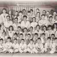 <strong>Judoclub Herzele   -  1966</strong><br>1966 ©Herzele in Beeld<br><br><a href='https://www.herzeleinbeeld.be/Foto/2399/Judoclub-Herzele------1966'><u>Meer info over de foto</u></a>