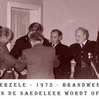 <strong>Aanstelling officier Herman De Saedeleer</strong><br>1975 ©Herzele in Beeld<br><br><a href='https://www.herzeleinbeeld.be/Foto/244/Aanstelling-officier-Herman-De-Saedeleer'><u>Meer info over de foto</u></a>