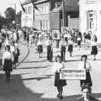 <strong>Bevrijdingsfeesten 1945</strong><br>1945 ©Herzele in Beeld<br><br><a href='https://www.herzeleinbeeld.be/Foto/2443/Bevrijdingsfeesten-1945'><u>Meer info over de foto</u></a>