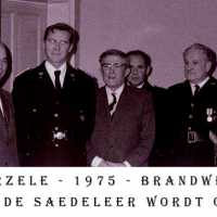 <strong>Aanstelling officier Herman De Saedeleer</strong><br>1975 ©Herzele in Beeld<br><br><a href='https://www.herzeleinbeeld.be/Foto/245/Aanstelling-officier-Herman-De-Saedeleer'><u>Meer info over de foto</u></a>