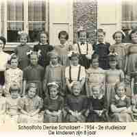 <strong>Schoolfoto  2de leerjaar  -  1954  -  Klooster</strong><br>1954 ©Herzele in Beeld<br><br><a href='https://www.herzeleinbeeld.be/Foto/2459/Schoolfoto--2de-leerjaar-----1954-----Klooster'><u>Meer info over de foto</u></a>