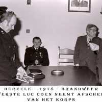 <strong>Brandweeroverste Luc Coen neemt afscheid van het korps</strong><br>1975 ©Herzele in Beeld<br><br><a href='https://www.herzeleinbeeld.be/Foto/248/Brandweeroverste-Luc-Coen-neemt-afscheid-van-het-korps'><u>Meer info over de foto</u></a>