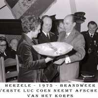 <strong>Brandweeroverste Luc Coen neemt afscheid van het korps</strong><br>1975 ©Herzele in Beeld<br><br><a href='https://www.herzeleinbeeld.be/Foto/249/Brandweeroverste-Luc-Coen-neemt-afscheid-van-het-korps'><u>Meer info over de foto</u></a>