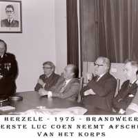 <strong>Brandweeroverste Luc Coen neemt afscheid van het korps</strong><br>1975 ©Herzele in Beeld<br><br><a href='https://www.herzeleinbeeld.be/Foto/250/Brandweeroverste-Luc-Coen-neemt-afscheid-van-het-korps'><u>Meer info over de foto</u></a>