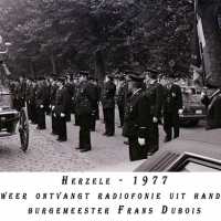 <strong>Brandweer ontvangt radiofonie uit handen van burgemeester Frans Dubois</strong><br>1977 ©Herzele in Beeld<br><br><a href='https://www.herzeleinbeeld.be/Foto/251/Brandweer-ontvangt-radiofonie-uit-handen-van-burgemeester-Frans-Dubois'><u>Meer info over de foto</u></a>
