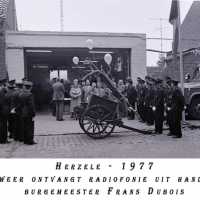 <strong>Brandweer ontvangt radiofonie uit handen van burgemeester Frans Dubois</strong><br>1977 ©Herzele in Beeld<br><br><a href='https://www.herzeleinbeeld.be/Foto/252/Brandweer-ontvangt-radiofonie-uit-handen-van-burgemeester-Frans-Dubois'><u>Meer info over de foto</u></a>