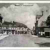 <strong>Gemeenteplaats  -  Rond 1900</strong><br>1900 ©Herzele in Beeld<br><br><a href='https://www.herzeleinbeeld.be/Foto/2532/Gemeenteplaats-----Rond-1900'><u>Meer info over de foto</u></a>