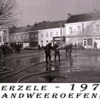 <strong>Brandweeroefening</strong><br>1977 ©Herzele in Beeld<br><br><a href='https://www.herzeleinbeeld.be/Foto/259/Brandweeroefening'><u>Meer info over de foto</u></a>