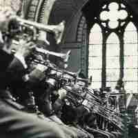 <strong>Militaire muziekkapel in de Sint-Martinuskerk</strong><br>1972 ©Herzele in Beeld<br><br><a href='https://www.herzeleinbeeld.be/Foto/263/Militaire-muziekkapel-in-de-Sint-Martinuskerk'><u>Meer info over de foto</u></a>