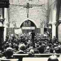 <strong>Militaire muziekkapel in de Sint-Martinuskerk</strong><br>1972 ©Herzele in Beeld<br><br><a href='https://www.herzeleinbeeld.be/Foto/264/Militaire-muziekkapel-in-de-Sint-Martinuskerk'><u>Meer info over de foto</u></a>