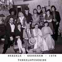 <strong>Toneel - Andere niet Torengalm</strong><br>01-01-1980 ©Herzele in Beeld<br><br><a href='https://www.herzeleinbeeld.be/Foto/2658/Toneel---Andere-niet-Torengalm'><u>Meer info over de foto</u></a>