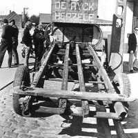 <strong>Straatverkoop - 1000 jaar Herzele</strong><br>25-03-1972 ©Herzele in Beeld<br><br><a href='https://www.herzeleinbeeld.be/Foto/266/Straatverkoop---1000-jaar-Herzele'><u>Meer info over de foto</u></a>