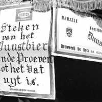 <strong>Steken van het Duustbier ende proeven tot het vat uyt is</strong><br>25-03-1972 ©Herzele in Beeld<br><br><a href='https://www.herzeleinbeeld.be/Foto/270/Steken-van-het-Duustbier-ende-proeven-tot-het-vat-uyt-is'><u>Meer info over de foto</u></a>